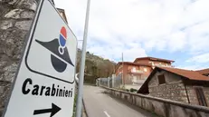 (ARCHIVIO) Il sopralluogo del ris nella caserma dei carabinieri di Arce il 13 febbraio 2016. Sarebbe stata spinta contro una porta all'interno della caserma dei carabinieri di Arce. Morì così 18 anni fa Serena Mollicone, la studentessa uccisa il primo giugno del 2001 nel suo paese, nel Frusinate. Con questa convinzione, suffragata da anni di indagini e perizie, la Procura di Cassino ha chiesto il rinvio a giudizio per cinque indagati, ovvero tutti i membri della famiglia di Franco Mottola, ex comandante della stazione dei carabinieri di Arce, e due altri militari. ANSA/ANTONIO NARDELLI