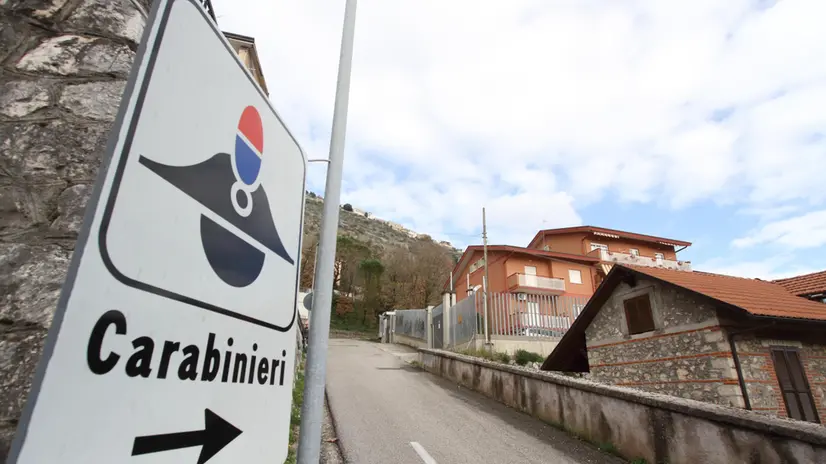 (ARCHIVIO) Il sopralluogo del ris nella caserma dei carabinieri di Arce il 13 febbraio 2016. Sarebbe stata spinta contro una porta all'interno della caserma dei carabinieri di Arce. Morì così 18 anni fa Serena Mollicone, la studentessa uccisa il primo giugno del 2001 nel suo paese, nel Frusinate. Con questa convinzione, suffragata da anni di indagini e perizie, la Procura di Cassino ha chiesto il rinvio a giudizio per cinque indagati, ovvero tutti i membri della famiglia di Franco Mottola, ex comandante della stazione dei carabinieri di Arce, e due altri militari. ANSA/ANTONIO NARDELLI