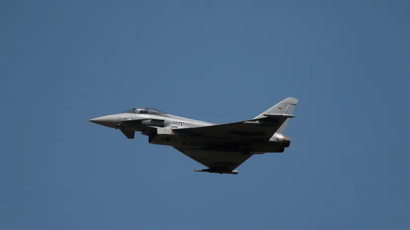 epa12355243 A Eurofighter Typhoon military plane performs during the Athens Flying Week 2025 International Air Show at Tanagra Air Base, Viotia, central Greece, 05 September 2025. Athens Flying Week, which is the biggest air show in the Balkans with over 500,000 loyal fans worldwide, will take place from 6 to 7 September. EPA/ALEXANDROS VLACHOS