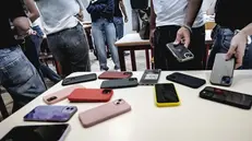 GLi studenti lasciano i loro telefoni cellulari all'ingresso della classe dopo il divieto di utilizzo all'interno dei locali scolastici. Inizio anno scolastico per gli studenti del liceo Massimo D'Azeglio. Torino 10 settembre 2025 ANSA/TINO ROMANO (Cellulari, scuola, Spmartphone, generica, simbolica)