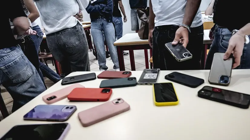 GLi studenti lasciano i loro telefoni cellulari all'ingresso della classe dopo il divieto di utilizzo all'interno dei locali scolastici. Inizio anno scolastico per gli studenti del liceo Massimo D'Azeglio. Torino 10 settembre 2025 ANSA/TINO ROMANO (Cellulari, scuola, Spmartphone, generica, simbolica)