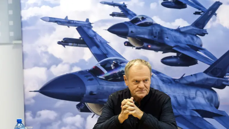 epa12368949 Polish Prime Minister Donald Tusk attends a meeting with air force personnel during a visit to the 32nd Tactical Air Base in Lask, Poland, 11 September 2025. Tusk thanked the pilots a day after the military shot down Russian drones that violated Polish airspace. EPA/MARIAN ZUBRZYCKI POLAND OUT