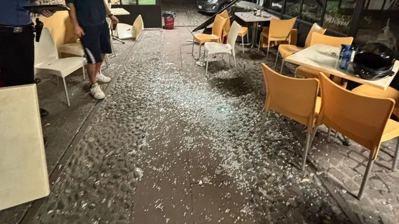 Il bar in piazza Trento distrutto - © www.giornaledibrescia.it