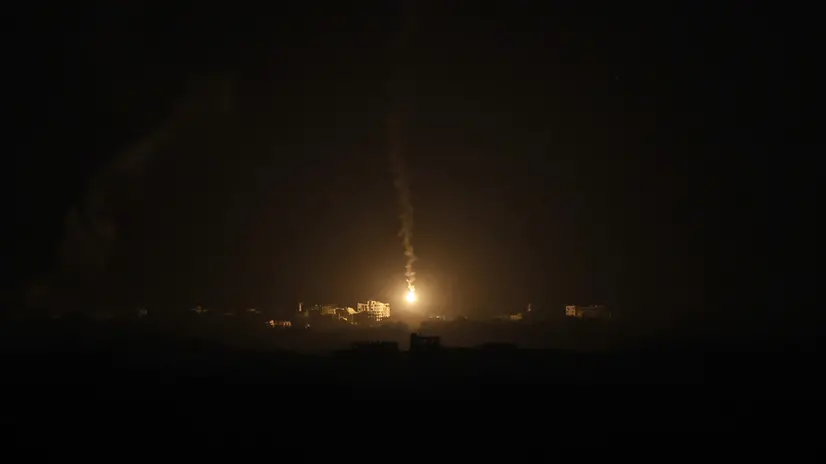 epa12381024 A flare fired by the Israeli army lights up the sky above the outskirts of Gaza City, as seen from an undisclosed location on the Israeli side of the border, 15 September 2025. More than 64,900 Palestinians have been killed in the Gaza Strip since October 2023, according to the Palestinian Ministry of Health. EPA/ATEF SAFADI