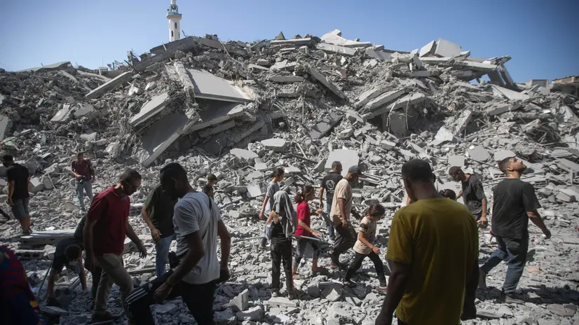 epa12380209 Palestinians inspect the rubble of the Al-Ghafari residential tower after it was hit by an Israeli airstrike in Gaza City, 15 September 2025. More than 64,900 Palestinians have been killed in the Gaza Strip since October 2023, according to the Palestinian Ministry of Health. EPA/HAITHAM IMAD