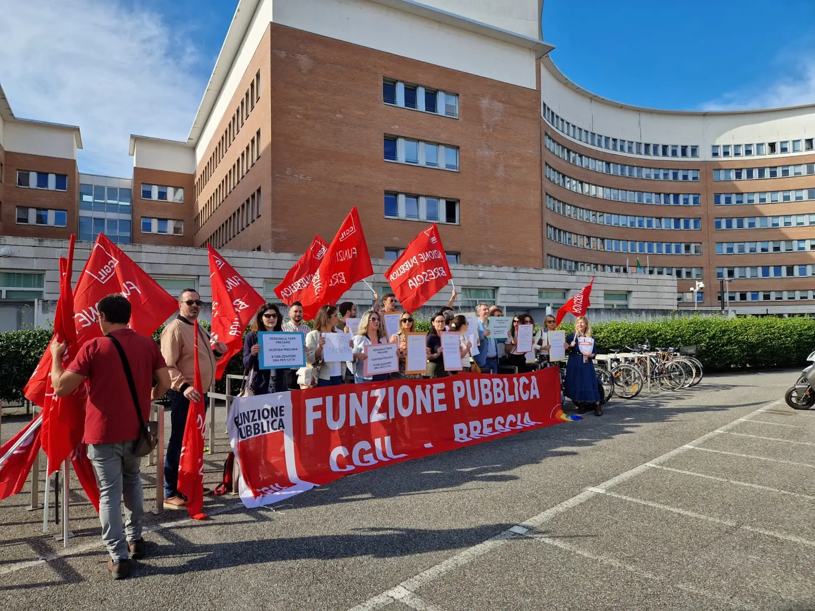 La protesta fuori dal Palazzo di Giustizia