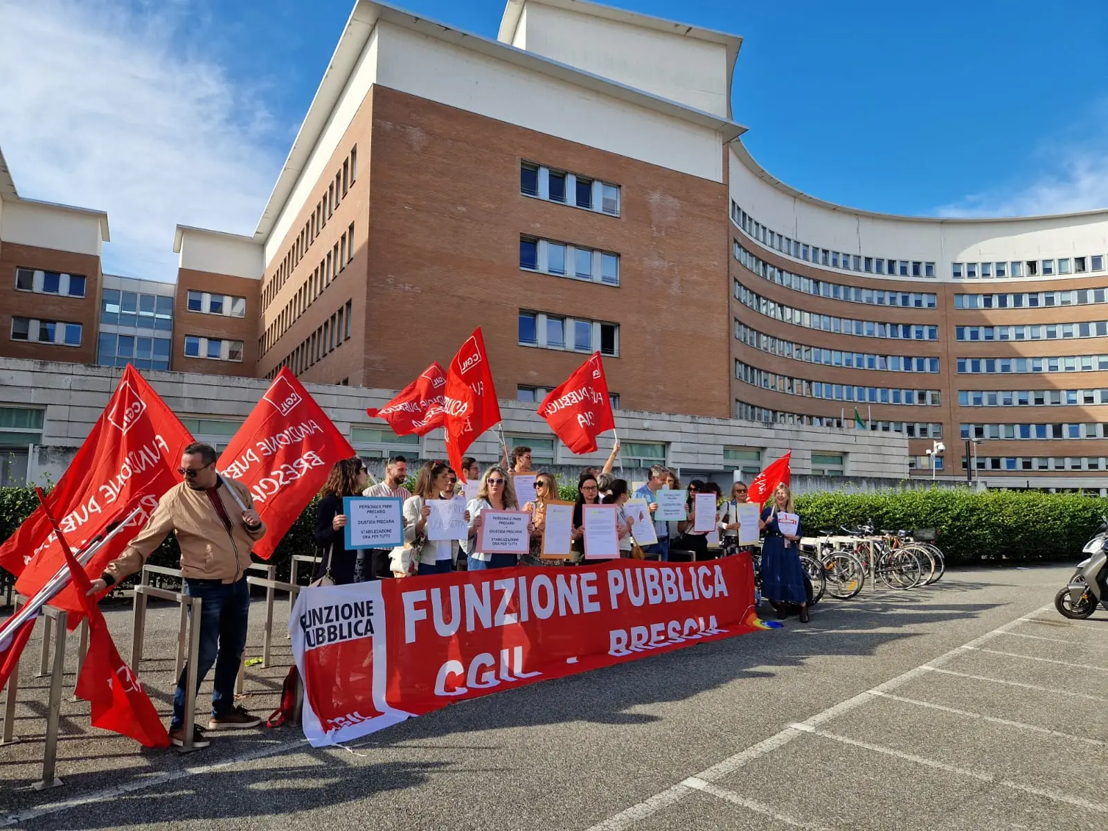 La protesta fuori dal Palazzo di Giustizia
