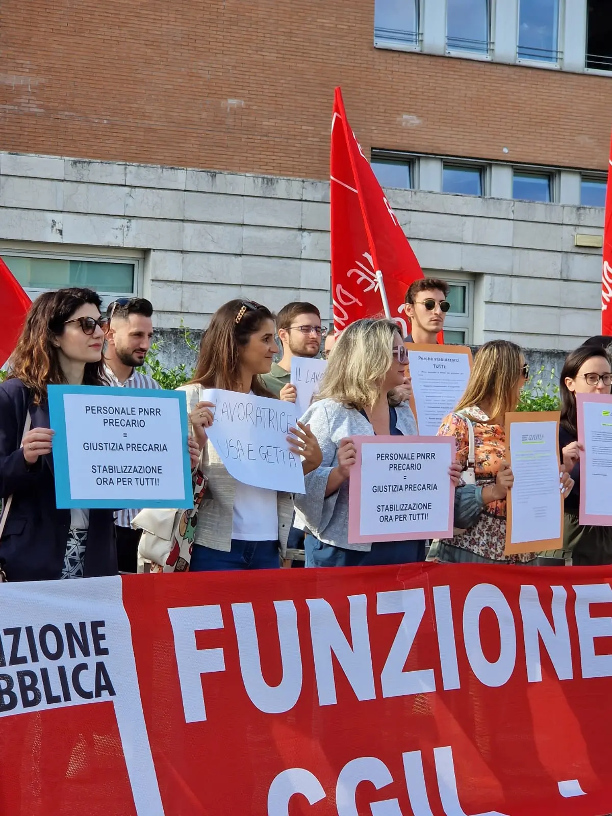 La protesta fuori dal Palazzo di Giustizia