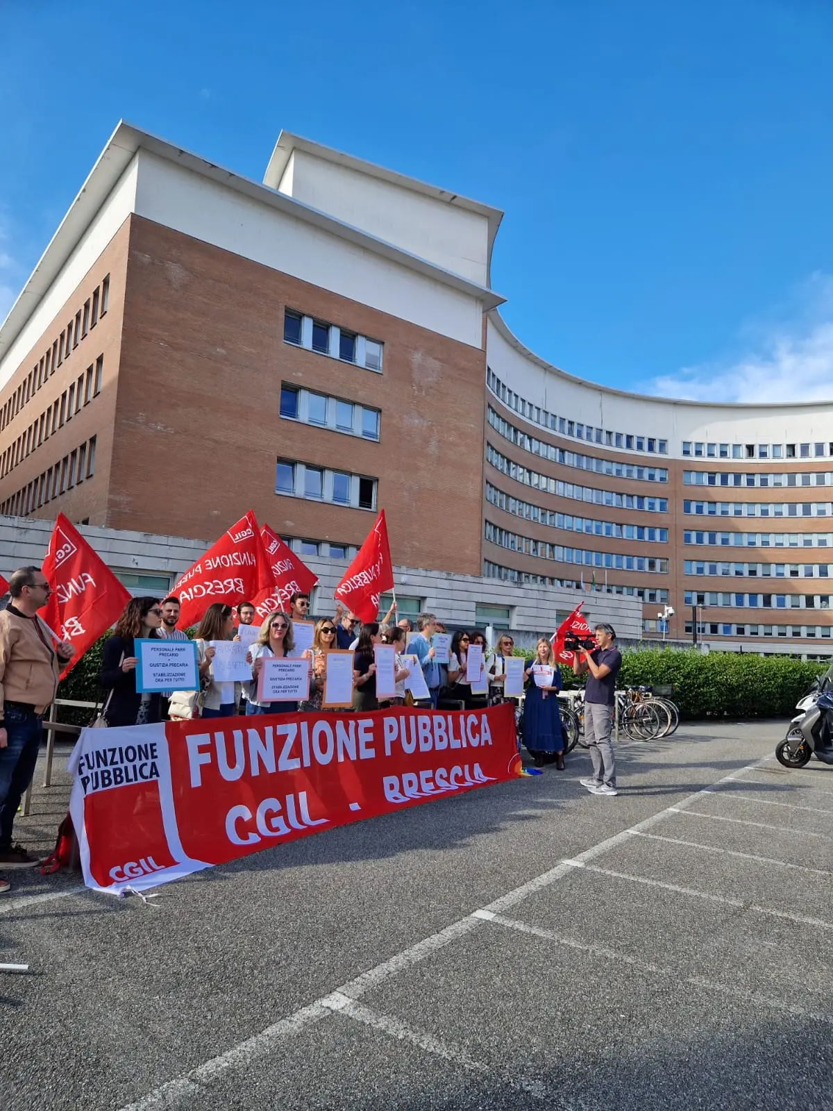 La protesta fuori dal Palazzo di Giustizia