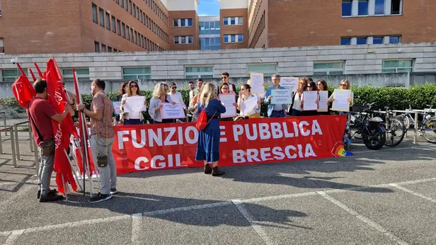 La protesta fuori dal Palazzo di Giustizia