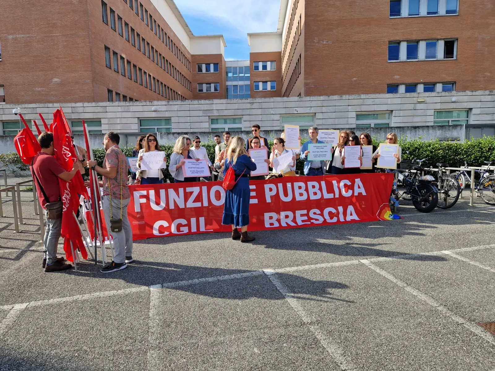 La protesta fuori dal Palazzo di Giustizia