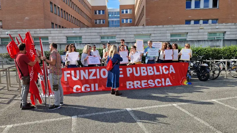 La protesta fuori dal Palazzo di Giustizia
