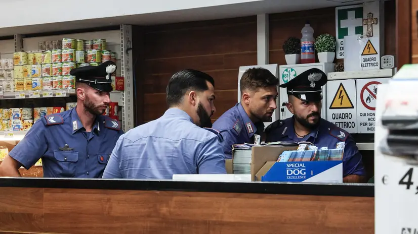 Carabinieri del Nucleo Radiomobile visionano le immagini di videosorveglianza del supermarket Ipercarni di Tor Sapienza dove era stata tentata una rapina con coltello, Roma, 12 Agosto 2025. ANSA/GIUSEPPE LAMI Sono circa 100 gli equipaggi che quotidianamente 24 ore su 24 intevengono sul territorio della capitale.