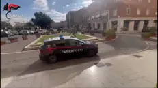 I Carabinieri hanno dato esecuzione ad un'ordinanza di custodia cautelare in carcere, emessa dal gip del tribunale del capoluogo pontino su richiesta della locale procura, nei confronti di due persone, ritenute responsabili, a vario titolo, del reato di traffico di sostanze stupefacenti, 04 febbraio 2025. Il provvedimento cautelare scaturisce dall'attività investigativa condotta dal settembre del 2020 all'agosto del 2022, che ha consentito di delineare l'esistenza di una vera e propria piazza di spaccio nel cuore di Latina, a poche centinaia di metri dal centro cittadino, in località Campo Boario. NPK ANSA / Ufficio Stampa – Comando Generale dell’Arma dei Carabinieri +++ ANSA PROVIDES ACCESS TO THIS HANDOUT PHOTO TO BE USED SOLELY TO ILLUSTRATE NEWS REPORTING OR COMMENTARY ON THE FACTS OR EVENTS DEPICTED IN THIS IMAGE; NO ARCHIVING; NO LICENSING +++