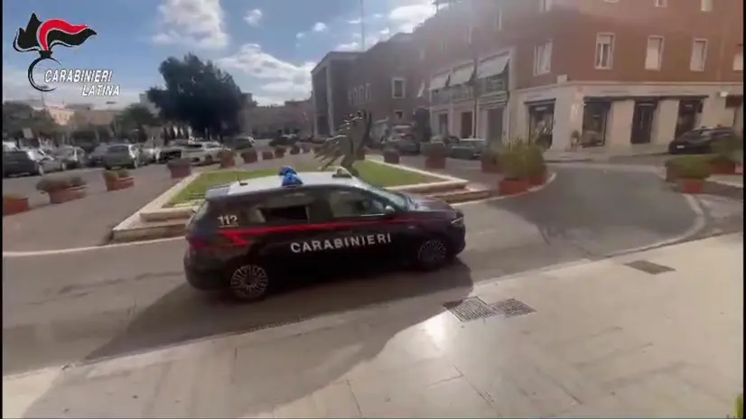 I Carabinieri hanno dato esecuzione ad un'ordinanza di custodia cautelare in carcere, emessa dal gip del tribunale del capoluogo pontino su richiesta della locale procura, nei confronti di due persone, ritenute responsabili, a vario titolo, del reato di traffico di sostanze stupefacenti, 04 febbraio 2025. Il provvedimento cautelare scaturisce dall'attività investigativa condotta dal settembre del 2020 all'agosto del 2022, che ha consentito di delineare l'esistenza di una vera e propria piazza di spaccio nel cuore di Latina, a poche centinaia di metri dal centro cittadino, in località Campo Boario. NPK ANSA / Ufficio Stampa – Comando Generale dell’Arma dei Carabinieri +++ ANSA PROVIDES ACCESS TO THIS HANDOUT PHOTO TO BE USED SOLELY TO ILLUSTRATE NEWS REPORTING OR COMMENTARY ON THE FACTS OR EVENTS DEPICTED IN THIS IMAGE; NO ARCHIVING; NO LICENSING +++