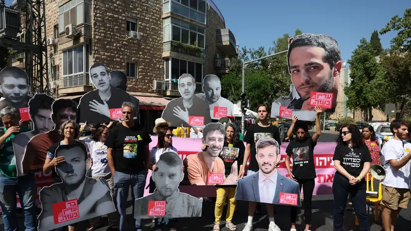 epa12381595 Families of Israeli hostages held by Hamas in Gaza protest outside the Prime Minister’s residence, calling to stop the war and release the hostages, in Jerusalem, Israel, 16 September 2025. According to an Israeli army spokesperson, around 48 hostages remain in captivity in the Gaza Strip, including the bodies of at least 30 confirmed dead. EPA/ABIR SULTAN
