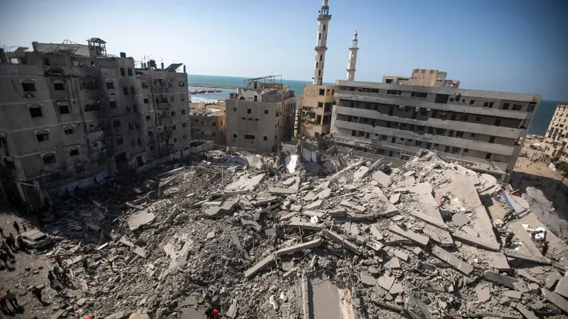 epa12380217 Palestinians inspect the rubble of the Al-Ghafari residential tower after it was hit by an Israeli airstrike in Gaza City, 15 September 2025. More than 64,900 Palestinians have been killed in the Gaza Strip since October 2023, according to the Palestinian Ministry of Health. EPA/HAITHAM IMAD