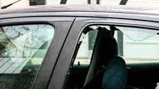 Il finestrino rotto di un'auto - © www.giornaledibrescia.it