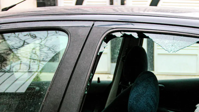 Il finestrino rotto di un'auto - © www.giornaledibrescia.it
