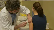 Una ragazza viene vaccinata - Foto Ansa © www.giornaledibrescia.it
