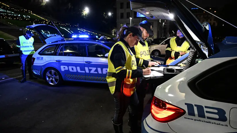 Controlli degli agenti della Polizia Stradale di Genova, dopo le novita' del Codice della Strada 2024. Genova, 19 dicembre 2024. ANSA/LUCA ZENNARO