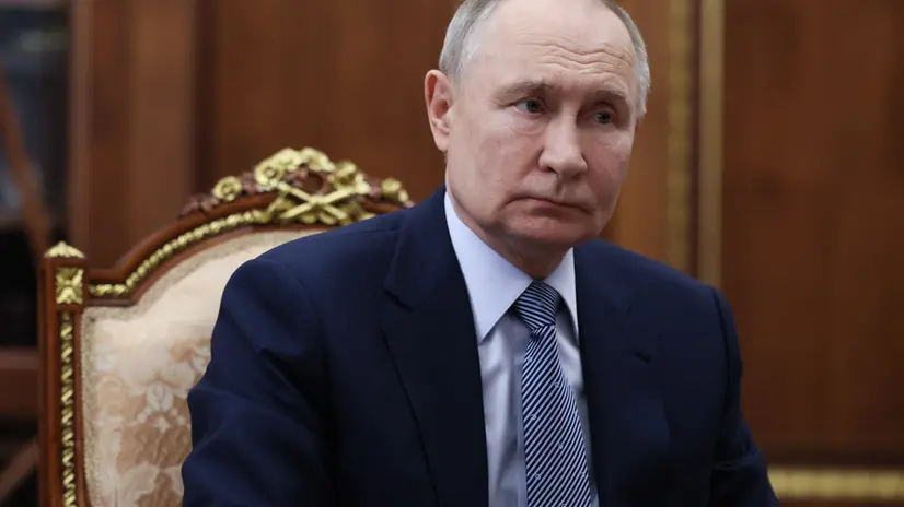 epa12226990 Russian President Vladimir Putin speaks with RusHydro General Director Viktor Khmarin during their meeting at the Kremlin in Moscow, Russia, 09 July 2025. EPA/MIKHAIL METZEL / SPUTNIK / KREMLIN POOL MANDATORY CREDIT