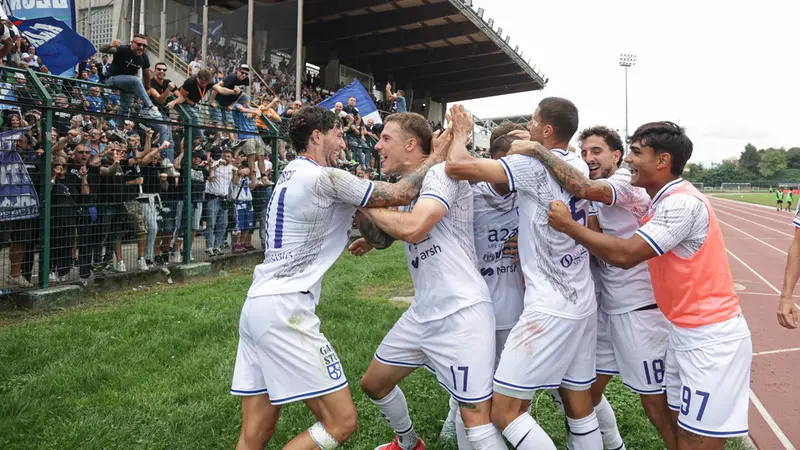 Un'esultanza di squadra a Meda - Foto New Reporter Nicoli © www.giornaledibrescia.it