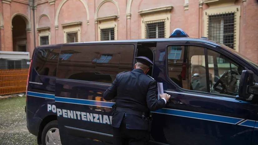 Processo di Appello per l’omicidio di Saman Abbas, uccisa a Novellara tra il 30 aprile 2021. Presenti in aula il padre Shabbar Abbas, la moglie Nazia Shaheen, lo zio Danish Hasnain. Nelle foto l’arrivo del padre di Saman