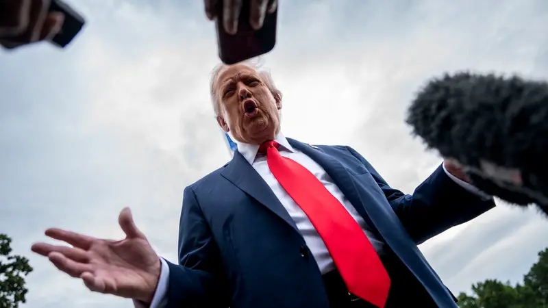 epa12382602 US President Donald Trump speaks to the press before boarding Marine One en route to the United Kingdom on the South Lawn of the White House in Washington, DC, USA, 16 September 2025. Trump spoke about the ongoing war in Gaza, tariffs, and his trip to the UK. EPA/BONNIE CASH / POOL