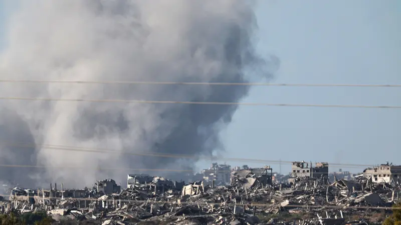 epa12382555 Smoke rises after an Israeli airstrike on the outskirts of Gaza City, as seen from an undisclosed location on the Israeli side of the border, 16 September 2025. Israeli Prime Minister Benjamin Netanyahu confirmed during a court appearance that the Israeli military has begun a major operation in Gaza City. More than 64,800 people have been killed in the Gaza Strip since October 2023, according to the Palestinian Ministry of Health. EPA/ATEF SAFADI