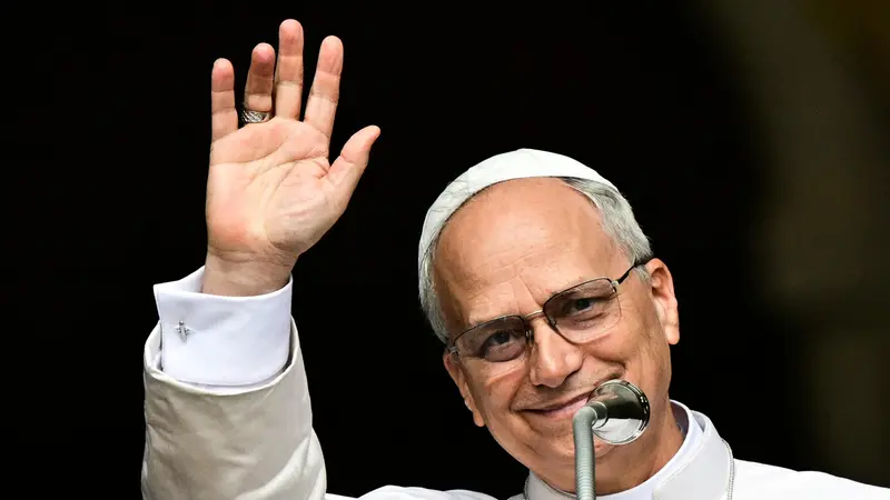 epa12235316 Pope Leo XIV waves as he arrives for the Angelus prayer in Piazza della Liberta (Liberty Square) in front of Palazzo Apostolico (Apostolic Palace) in the summer papal estate in Castel Gandolfo, 40 km southeast of Rome, Italy, 13 July 2025. The newly elected Pope Leo XIV is taking a summer break from 06 July to 20 July at the papal palace in Castel Gandolfo, a longtime country residence for pontiffs located just outside Rome. EPA/TIZIANA FABI / POOL