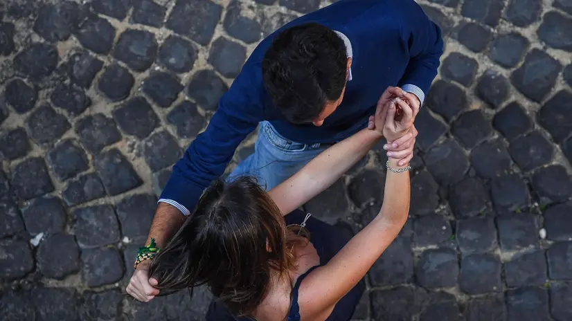 (SIMULAZIONE) Una simulazione di un'aggressione a una donna, Roma, 17 ottobre 2017. ANSA/ALESSANDRO DI MEO
