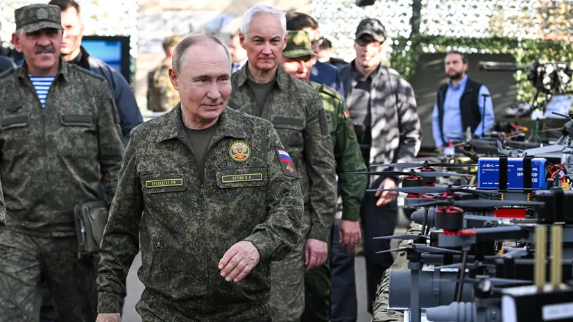 epa12382936 Russian President Vladimir Putin, accompanied by Deputy Defence Minister Yunus-Bek Yevkurov (L) and Defense Minister Andrei Belousov (R), inspects Russian weapons and equipment during the Russian-Belarusian joint military drills 'Zapad 2025' (West 2025) at the Mulino training ground, Nizhny Novgorod region, Russia, 16 September 2025. EPA/SERGEY BOBYLEV/SPUTNIK/KREMLIN POOL MANDATORY CREDIT