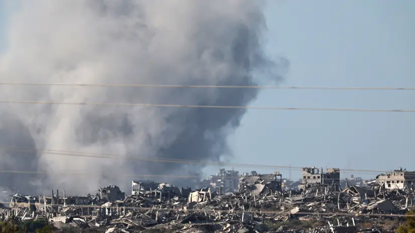 epa12382555 Smoke rises after an Israeli airstrike on the outskirts of Gaza City, as seen from an undisclosed location on the Israeli side of the border, 16 September 2025. Israeli Prime Minister Benjamin Netanyahu confirmed during a court appearance that the Israeli military has begun a major operation in Gaza City. More than 64,800 people have been killed in the Gaza Strip since October 2023, according to the Palestinian Ministry of Health. EPA/ATEF SAFADI