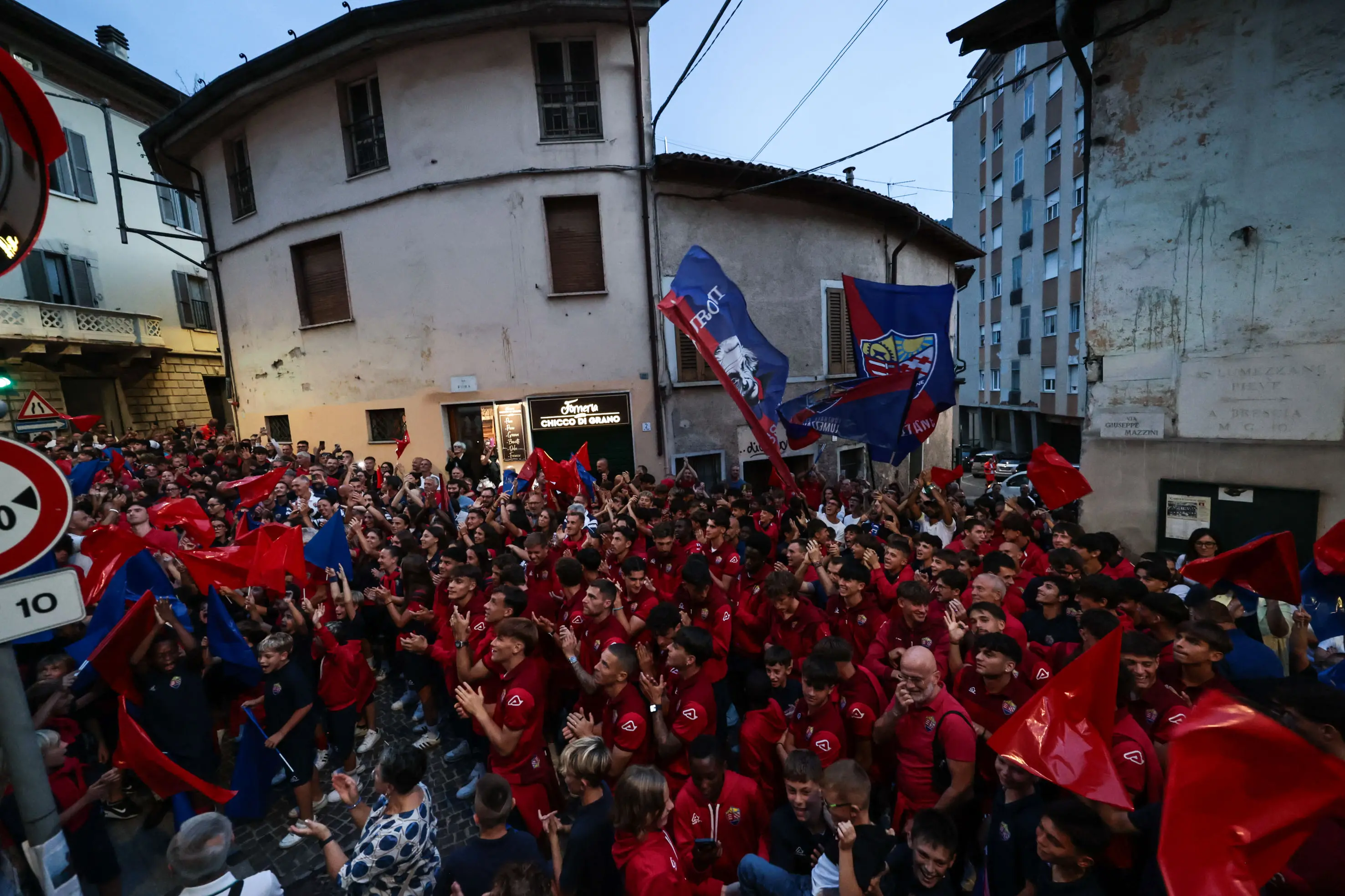 SPORT CALCIO SERIE C PRESENTAZIONE SQUADRA LUMEZZANE NELLA FOTO UN MOMENTO DELLA MARCIA 16-09-2025 Comincini@newreporter
