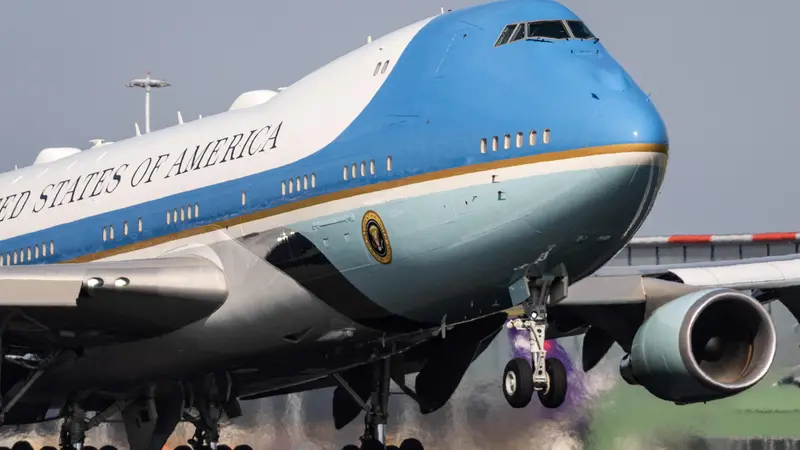 epa12197086 The Air Force One carrying the US President Donald Trump takes off from Schiphol Airport, The Netherlands, 25 June 2025, after the end of the NATO summit. EPA/JEFFREY GROENEWEG