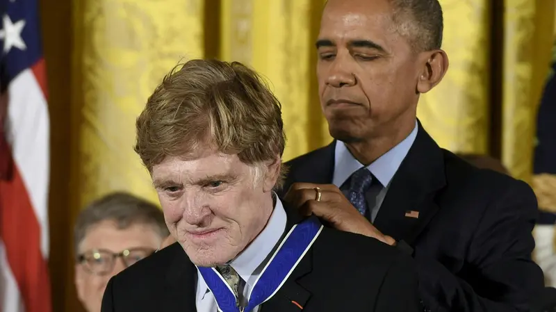 Robert Redford alla consegna della Medal of Freedom da parte di Barack Obama - Foto Ansa © www.giornaledibrescia.it