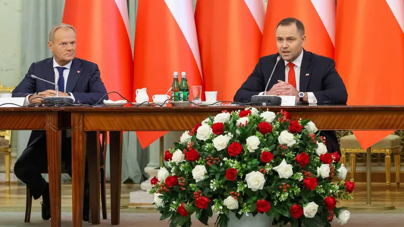 epa12325867 Polish President Karol Nawrocki (R) and Polish Prime Minister Donald Tusk (L) participate in the Cabinet Council meeting at the Presidential Palace in Warsaw, Poland, 27 August 2025. The Cabinet Council was convened by Polish President Karol Nawrocki for the first time, in which they discussed key issues related to the state of public finances, development investments such as the construction of the Central Communication Port and nuclear power plants, and the protection of Polish agriculture. EPA/Albert Zawada POLAND OUT