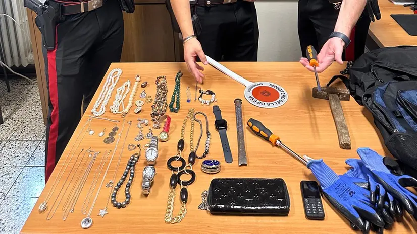 Strumenti per il furto e refurtiva recuperati - Foto Carabinieri © www.giornaledibrescia.it