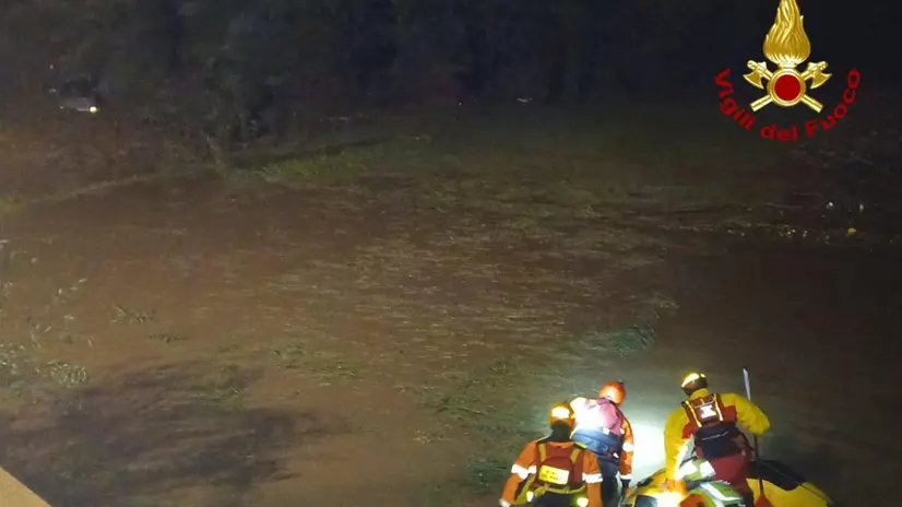 In una foto tratta dal loro profilo X, l'intervento dei vigili del fuoco per ispezionare un'auto finita nel fiume Lavagna a Calvari, dopo il violento nubifragio che ha colpito questa notte Genova, 2 settembre 2025 X / vigilidelfuoco Nessuna persona era all’interno della vettura. +++ ATTENZIONE: L'ANSA NON POSSIEDE I DIRITTI DI QUESTA FOTO CHE NON PUO' ESSERE PUBBLICATA SENZA L'AUTORIZZAZIONE DELLA FONTE DI ORIGINE CUI SI RINVIA +++ NPK +++