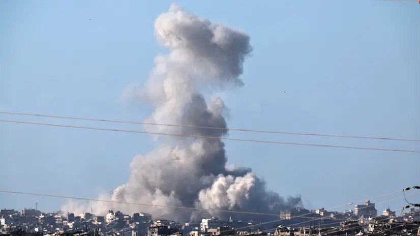 epaselect epa12382551 Smoke rises after an Israeli airstrike on the outskirts of Gaza City, as seen from an undisclosed location on the Israeli side of the border, 16 September 2025. Israeli Prime Minister Benjamin Netanyahu confirmed during a court appearance that the Israeli military has begun a major operation in Gaza City. More than 64,800 people have been killed in the Gaza Strip since October 2023, according to the Palestinian Ministry of Health. EPA/ATEF SAFADI