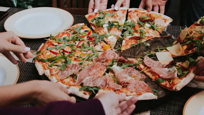 Un semplice invito a mangiare una pizza può far stare meglio - © www.giornaledibrescia.it