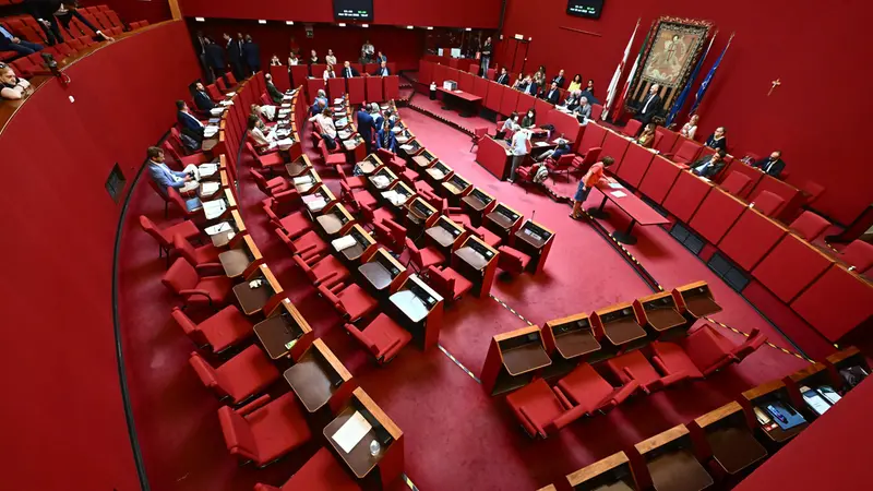I banchi dei consiglieri di opposizione vuoti durante dopo l'indisposizione della maggioranza a discuterre del fatto ritenuto molto grave. i consiglieri di minoranza hanno lasciato i lavori nella sala rosa del Consiglio Comunale, Genova, 20 settembre 2022. ANSA/LUCA ZENNARO