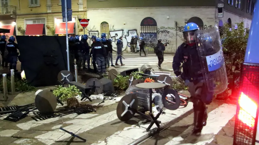 Scontri tra la polizia e gli anarchici in corteo a Milano per manifestare a sostegno di Alfredo Cospito e contro il regime di 41 bis. Sono stati lanciati petardi, bottiglie e pietre e gli agenti hanno caricato i manifestanti, Milano, 11 Febbraio 2023. ANSA/PAOLO SALMOIRAGO