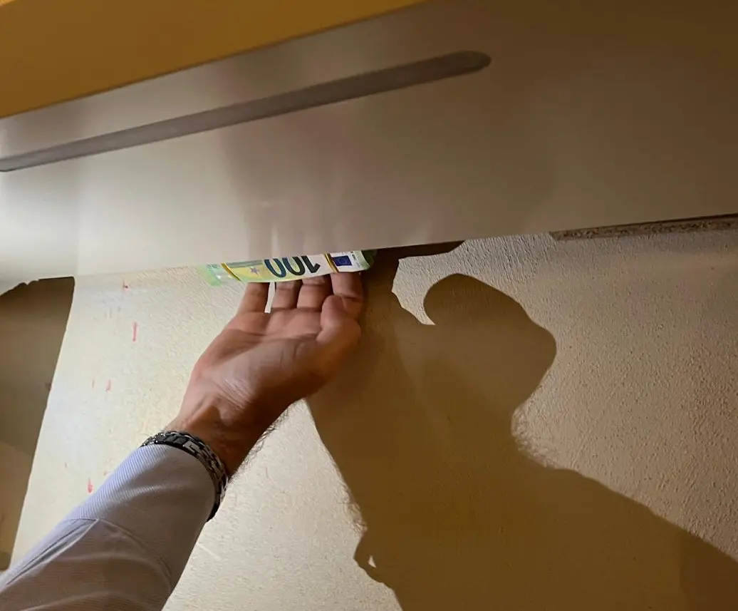 I soldi nascosti anche nei doppifondi delle mensole