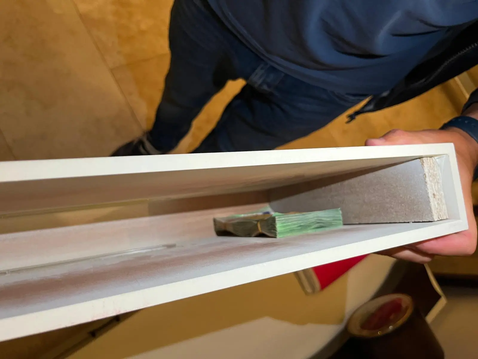 I soldi nascosti anche nei doppifondi delle mensole