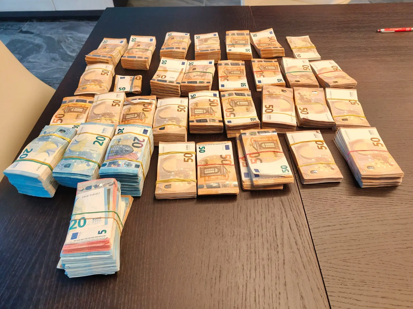 I soldi nascosti anche nei doppifondi delle mensole