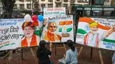 epa12382448 Indian students of Gurukul School of Art work on paintings of Indian Prime Minister Narendra Modi on the eve of his 75th birthday in Mumbai, India, 16 September 2025. EPA/DIVYAKANT SOLANKI