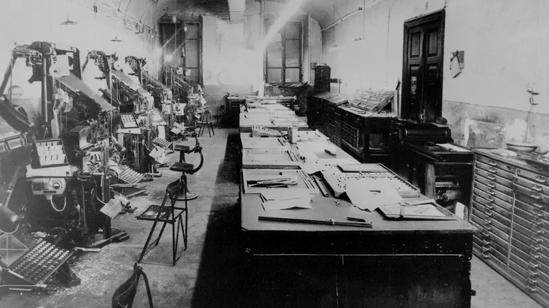 La tipografia del giornale in Broletto negli anni Cinquanta, con le linotypes e i tavoli di composizione delle pagine © www.giornaledibrescia.it