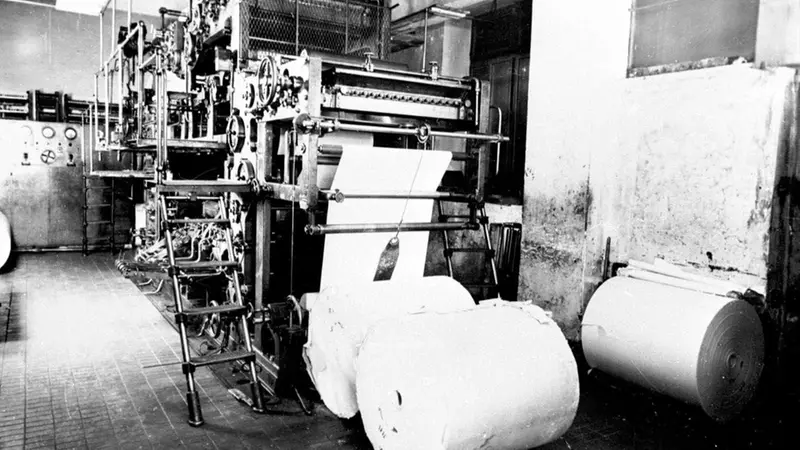 La rotativa nella sede del Broletto negli anni Cinquanta © www.giornaledibrescia.it